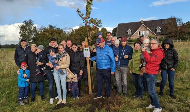 Für die Kinder des Jahrgangs 2022 hat der SPD-Ortsverein Hopsten mit Unterstützung von Jürgen Coße einen Baum gepflanzt.