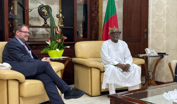 Auf einer Reise nach Kamerun hat sich der SPD-Bundestagsabgeordnete aus dem Kreis Steinfurt, Jürgen Coße (l.), mit dem Außenminister von Kamerun zu Gesprächen getroffen.