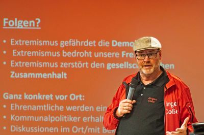 Mit einem eindringlichen Vortrag über Ursachen, DKarsten Huneke, Fraktions- und Ortsvereinsvorsitzender der SPD Kattenvenne-Lienen eröffnete eine gemeinsame Townhall-Veranstaltung der SPD und des Bundestagsabgeordneten für das Tecklenburger Land, Jürgen Coße (SPD), zum Thema „Gemeinsam gegen Extremismus“.
