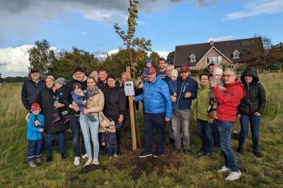 Für die Kinder des Jahrgangs 2022 hat der SPD-Ortsverein Hopsten mit Unterstützung von Jürgen Coße einen Baum gepflanzt.