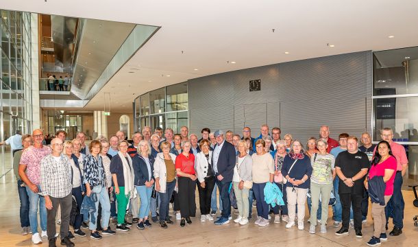 Rund 50 Teilnehmerinnen und Teilnehmer aus Lienen, Kattenvenne, Ibbenbüren, Greven, Emsdetten, Mettingen, Steinfurt und Ladbergen haben sich politisch fortgebildet und an einer Berlinfahrt des Bundestagsabgeordneten aus dem Kreis Steinfurt, Jürgen Coße (SPD, Mit Mütze), teilgenommen. Foto: Bundesregierung / StadtLandMensch-Fotografie
