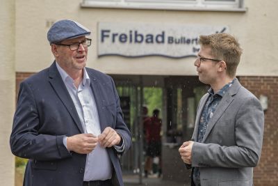 Der Westerkappelner Bürgermeisterkandidat Niklas Schulte (SPD, r.) hat sich mit dem Bundestagsabgeordneten für das Tecklenburger Land, Jürgen Coße (SPD), getroffen und darüber ausgetauscht, welche Chancen aus dem Sondervermögen für Westerkappeln entstehen und an welcher Stelle Geld benötigt wird.