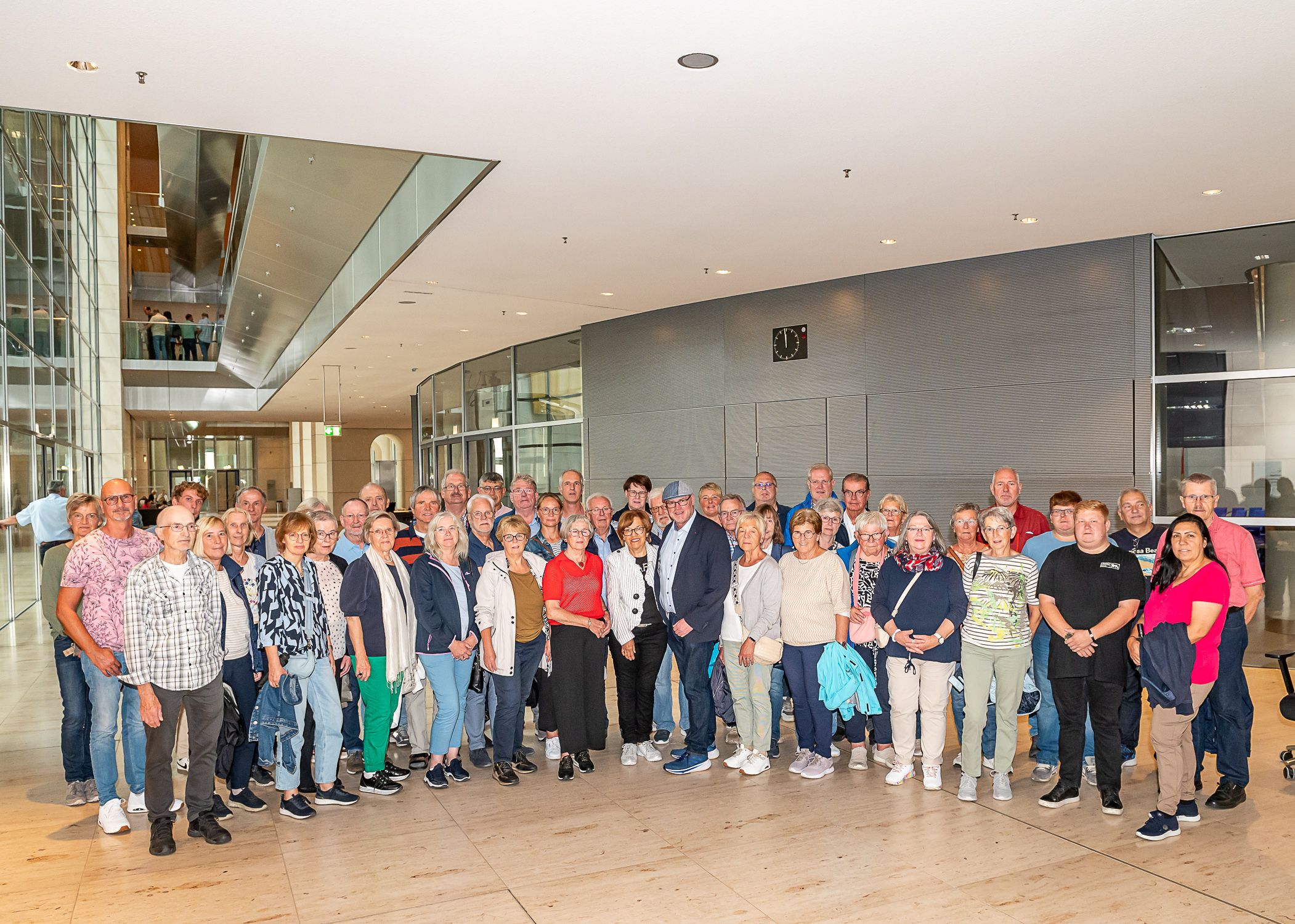Rund 50 Teilnehmerinnen und Teilnehmer aus Lienen, Kattenvenne, Ibbenbüren, Greven, Emsdetten, Mettingen, Steinfurt und Ladbergen haben sich politisch fortgebildet und an einer Berlinfahrt des Bundestagsabgeordneten aus dem Kreis Steinfurt, Jürgen Coße (SPD, Mit Mütze), teilgenommen. Foto: Bundesregierung / StadtLandMensch-Fotografie