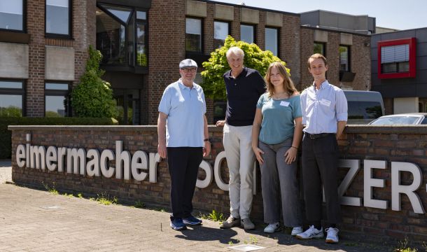 Bei der Eimermacher Gruppe in Nordwalde haben der Bundestagsabgeordnete Jürgen Coße (SPD, l.), Geschäftsführer Philipp Hasebrock, Praktikantin Martha Dickfeld und Bundestagsstipendiat Max Mitchell über die Unsicherheit der US-Zölle, hohe Nebenkosten für Energie und Lohn sowie um Registrierung und Zertifizierung der verwendeten Inhaltsstoffe gesprochen.